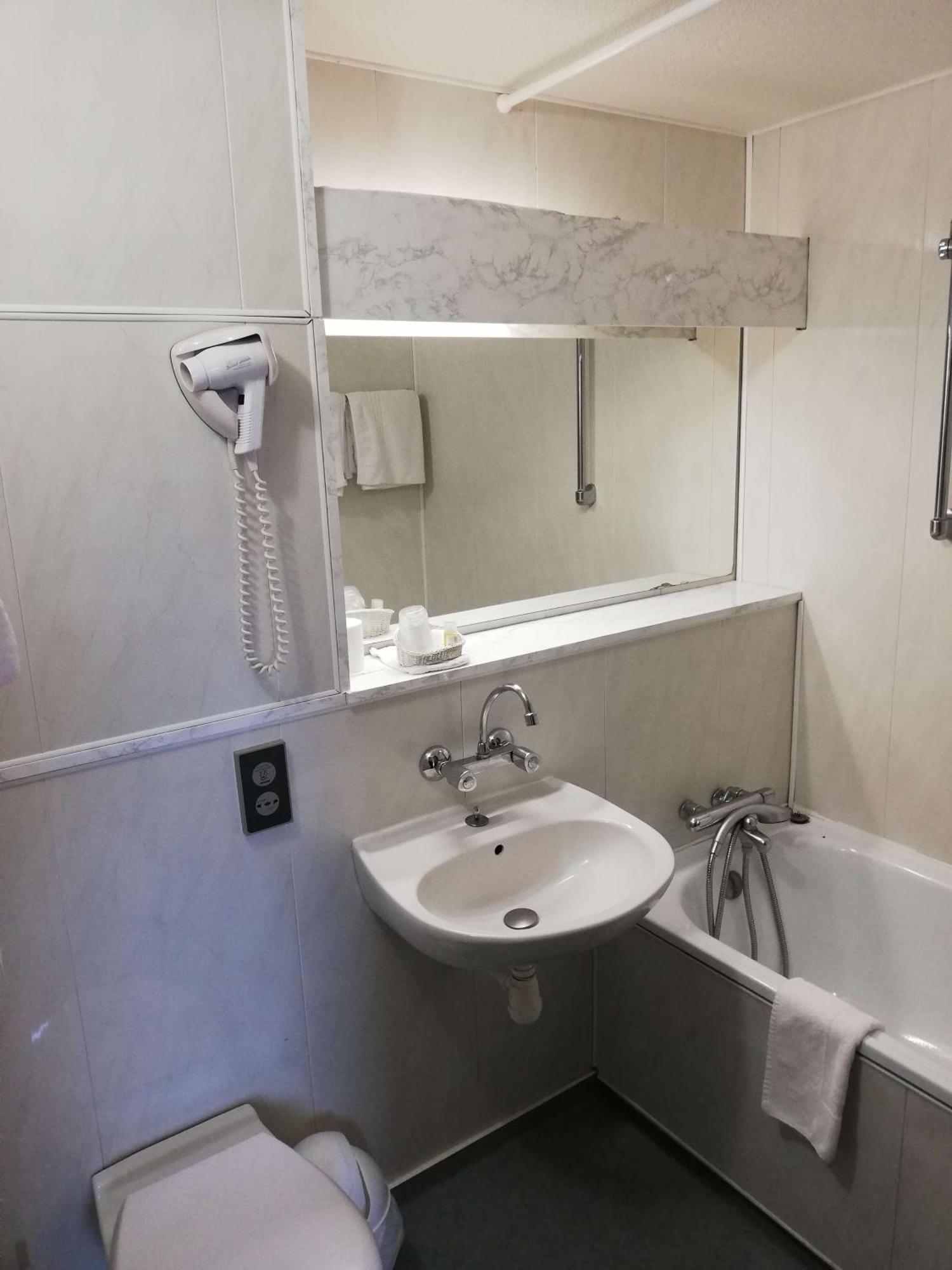Fumel Brit Hotel Vallee Du Lot מראה חיצוני תמונה